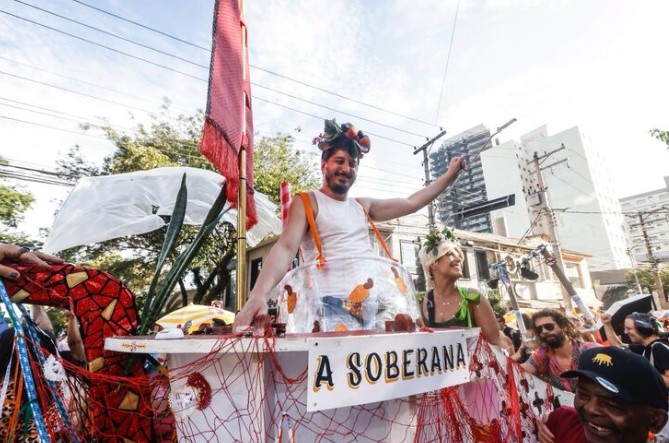 Com críticas a Trump e defesa da soberania, bloco arrasta 10 mil foliões em Pinheiros no Carnaval de São Paulo