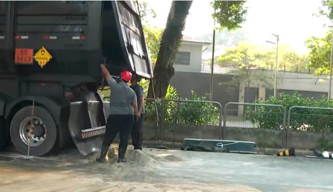 Vazamento de nitrato de amônia interdita Avenida dos Bandeirantes e bloqueio é liberado na Zona Sul de São Paulo