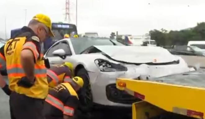 Carro de luxo é abandonado após colisão na Marginal Tietê; polícia apura tentativas de retirada