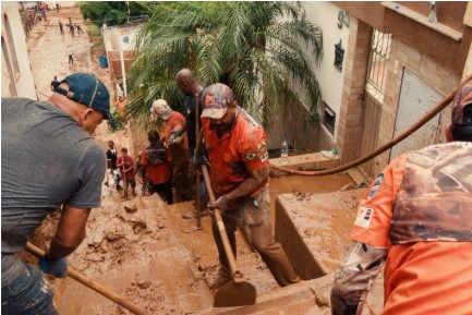 Voluntários do movimento Legendários atuam em áreas atingidas por chuvas em Juiz de Fora e Ubá