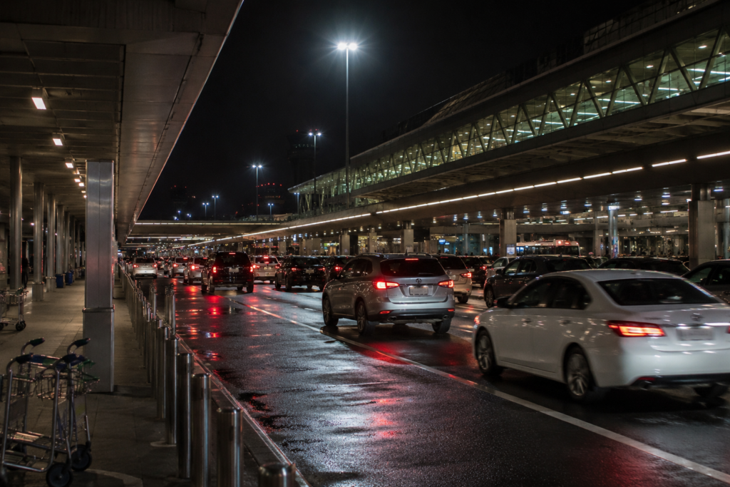 Briga entre taxistas e motoristas de aplicativo deixa homem ferido no Aeroporto de Guarulhos